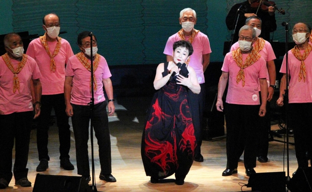 「ドリーム・ボーイズ（夢少年）」のメンバーと歌う加藤登紀子さん＝兵庫県多可町中区中村町