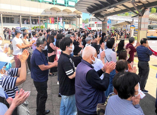 公明党の立候補予定者の街頭演説に集まった支援者ら＝１０日午後、西宮市名塩新町