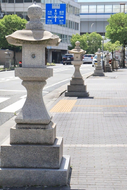 西宮神社の参道である「えべっさん筋」。歩道上に２９基の石灯籠が設置されている＝西宮市社家町