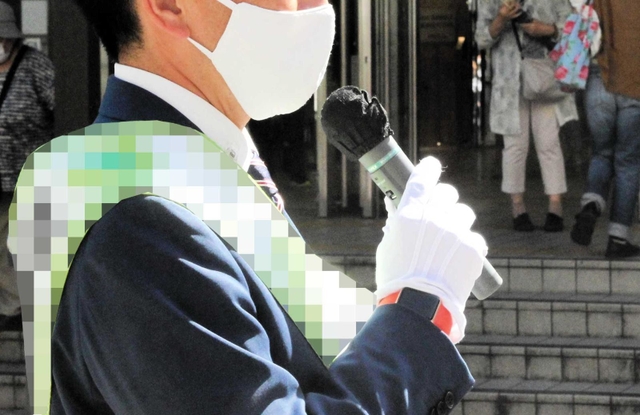 政党名の入ったたすきをかけ、駅前で演説する新人候補予定者＝１５日午前１０時４７分、神戸市灘区永手町４（画像を一部加工しています）