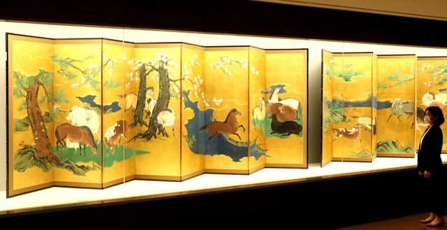 記者発表会でお披露目された狩野孝信「牧馬図屏風」（個人蔵）＝神戸市立博物館（撮影・小林良多）