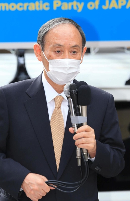 衆院選に向けて自民党への支持を訴える菅義偉前首相＝１６日午後、宝塚市栄町２、阪急宝塚駅前（撮影・斎藤雅志）