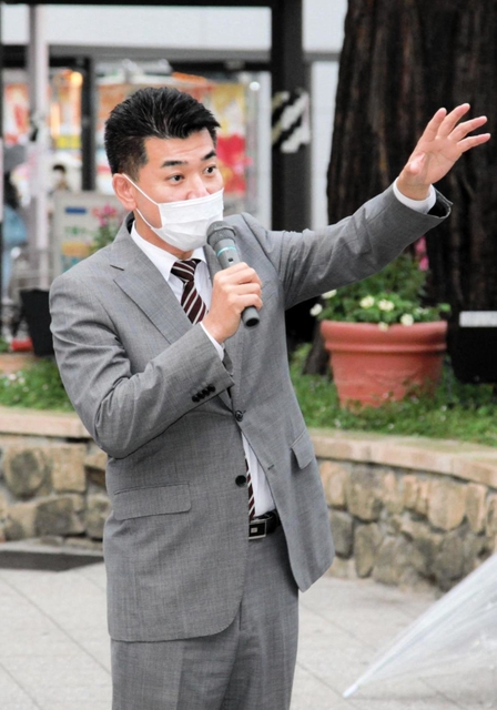 立憲民主党の立候補予定者を応援する泉健太政調会長＝１６日午後、神戸市灘区永手町４、ＪＲ六甲道駅前