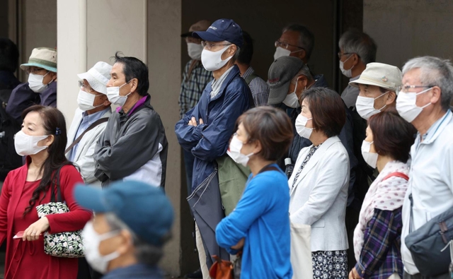 神戸の未来を誰に託すのか。立候補者の訴えを聞く人々＝１７日午前、神戸市中央区（撮影・小林良多）