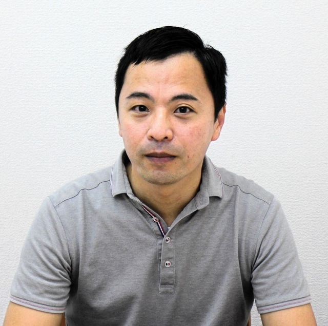 年金の格差などについて語る社労士の金子友造さん＝神戸市中央区磯上通８