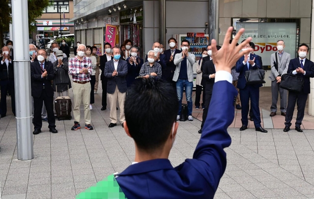 衆院選が始まり、集まった支持者らに手を振る候補者＝１９日午前、神戸市内（撮影・中西幸大、画像の一部を加工しています）