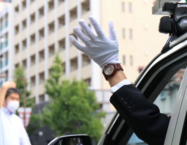 第一声を発した後、選挙カーで出発する候補者＝１９日午前、神戸市内（撮影・吉田敦史）