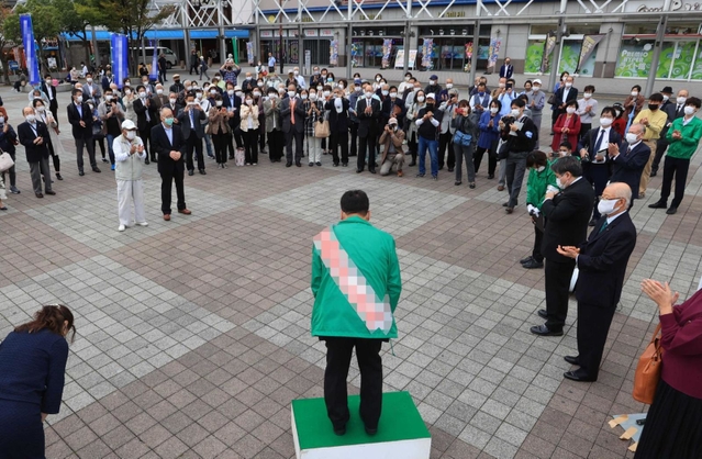 街頭で行われた出陣式で支持者に後押しを求める候補者＝１９日午後、神戸市内（撮影・小林良多、画像の一部を加工しています）