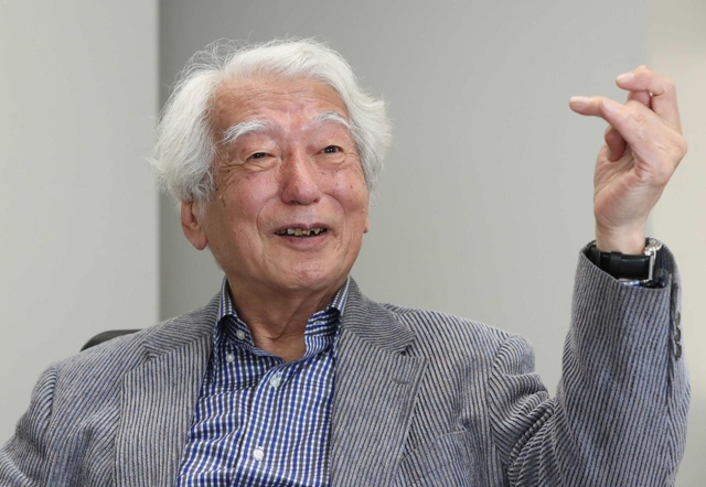 ピアノを弾くことの喜びを語る舘野泉さん＝大阪市内（撮影・長嶺麻子）