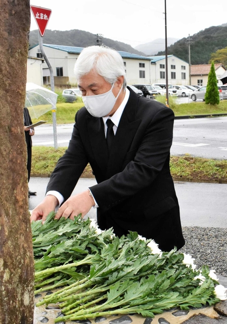 献花する遺族＝豊岡市日高町浅倉