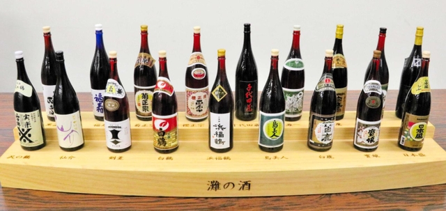 灘五郷の日本酒をミニチュアサイズにしたフィギュア＝神戸市中央区港島中町６