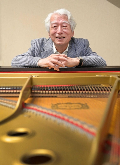 ピアノの前で撮影に応じた舘野泉さん＝大阪市内（撮影・秋山亮太）