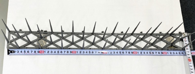 六甲ライナーの橋脚から７メートル下の歩道に落下した鳩よけのプロテクター（神戸新交通提供）