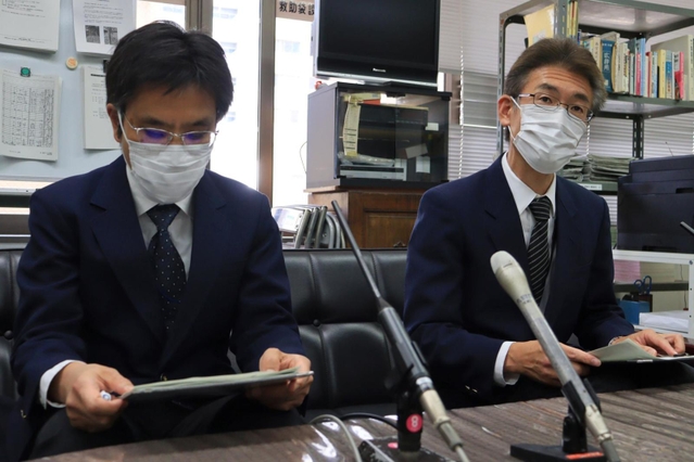 新型コロナウイルスワクチンの不適切保管と接種が発覚したことを受けて会見する西宮市保健所の担当者＝２２日午後、西宮市役所