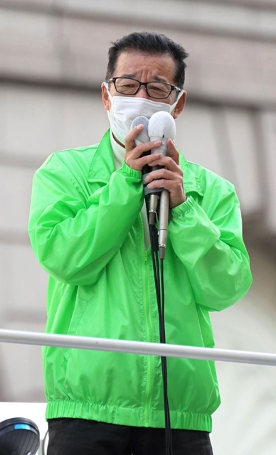 衆院選候補者の応援に駆けつけ、自民党批判を繰り広げた日本維新の会の松井一郎代表＝２２日午後、神戸市中央区元町通１（撮影・秋山亮太）