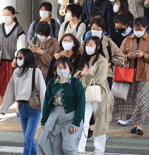 寒そうな姿で街を歩く人々＝２３日午後、神戸市中央区（撮影・小林良多）