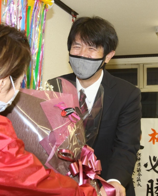 無投票で３選を果たし、スタッフから笑顔で花束を受け取る片山象三氏＝西脇市西脇（撮影・中西大二）
