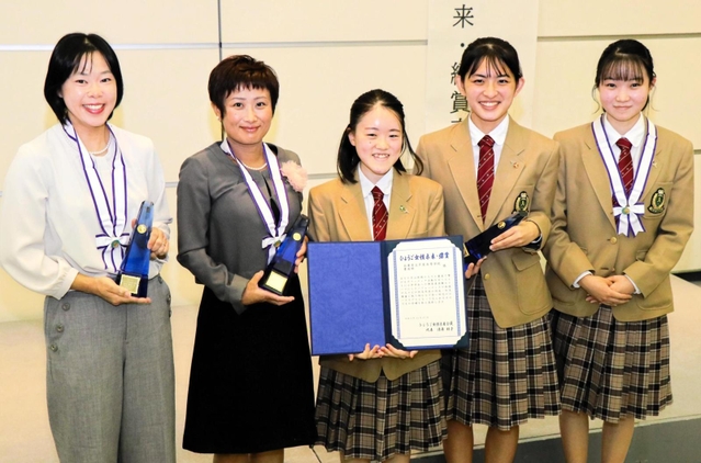 縹賞に輝いた（左から）清水真澄さん、西牟田和子さん、県立芦屋高校書道部の野妻綾さんら＝２４日午前、神戸市中央区東川崎町１