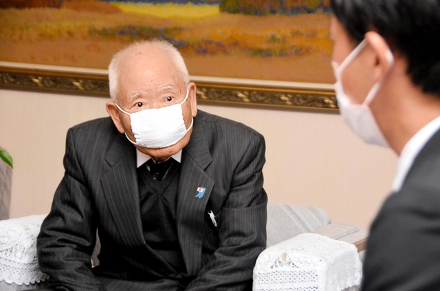 斎藤元彦兵庫県知事と面会する有本明弘さん＝兵庫県庁