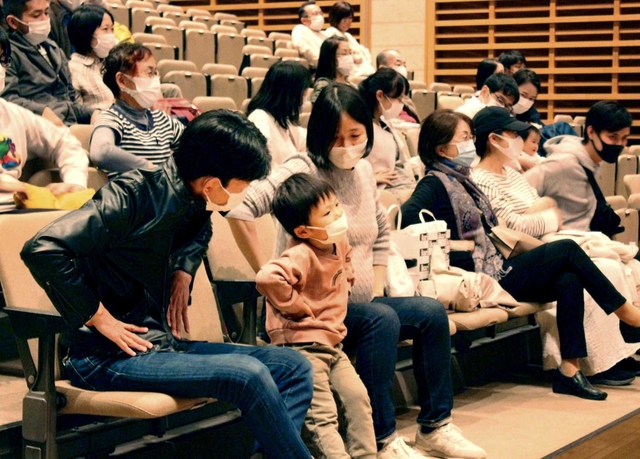 童謡「むすんでひらいて」で体を動かしながら、歌を楽しむ参加者＝うはらホール