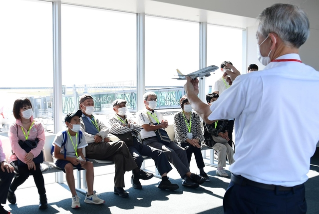 飛行機の模型を使って、飛行の仕組みを説明するＦＤＡのスタッフ＝神戸市中央区、神戸空港