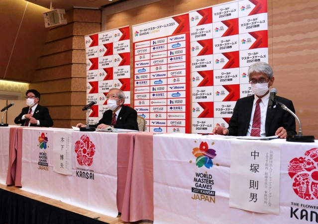 ＷＭＧ２０２１関西の再延期について説明する組織委員会の木下博夫事務総長（中央）ら＝２６日午後、大阪市北区中之島