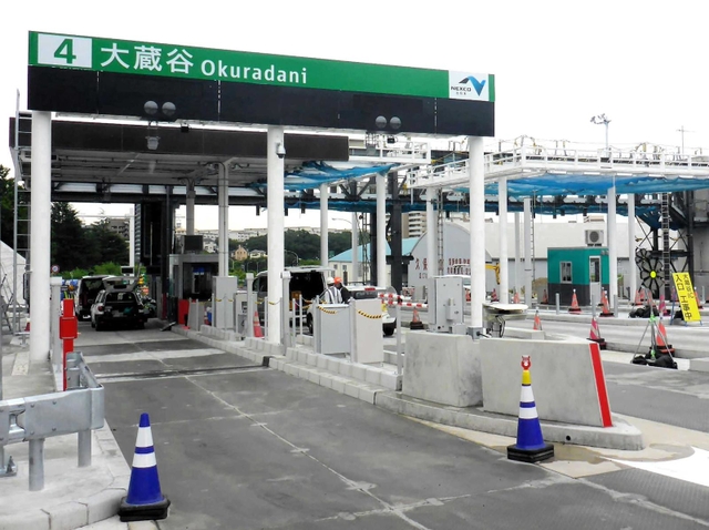 料金ゲートの設置工事が進む第二神明道路大蔵谷インターチェンジ＝神戸市西区伊川谷町有瀬（西日本高速道路会社提供）