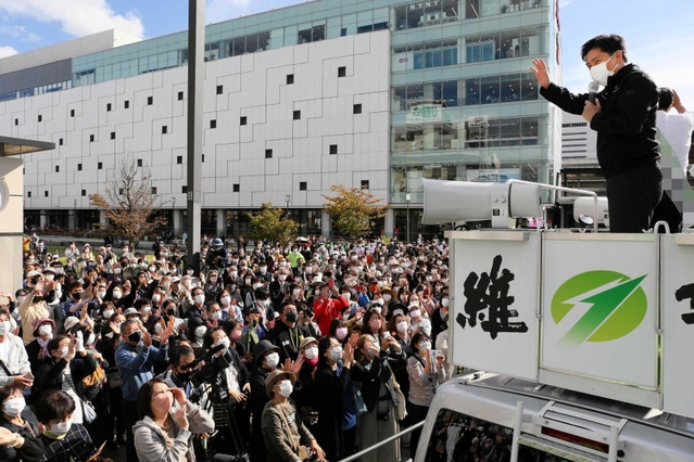 大勢の有権者を前に支持を訴える日本維新の会の吉村洋文副代表＝２０日、姫路市駅前町（撮影・大山伸一郎、画像の一部を加工しています）