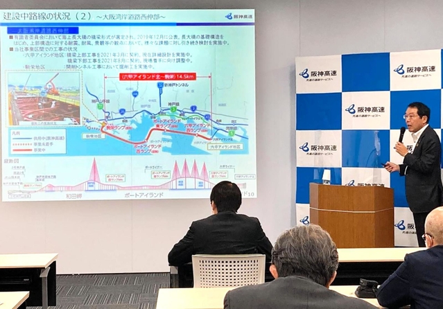 大阪湾岸道路（阪神高速湾岸線）西伸部の工事状況について報告する吉田光市社長＝大阪市北区
