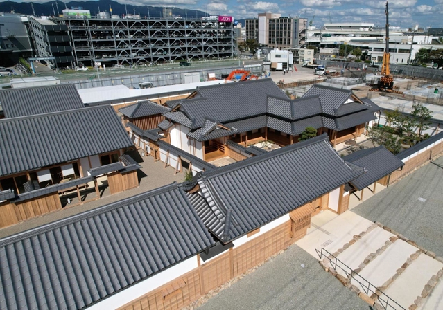 幕末維新期に設置された最初の県庁舎を復元した「初代県庁館」（小型無人機で撮影）＝神戸市兵庫区中之島２（撮影・辰巳直之）