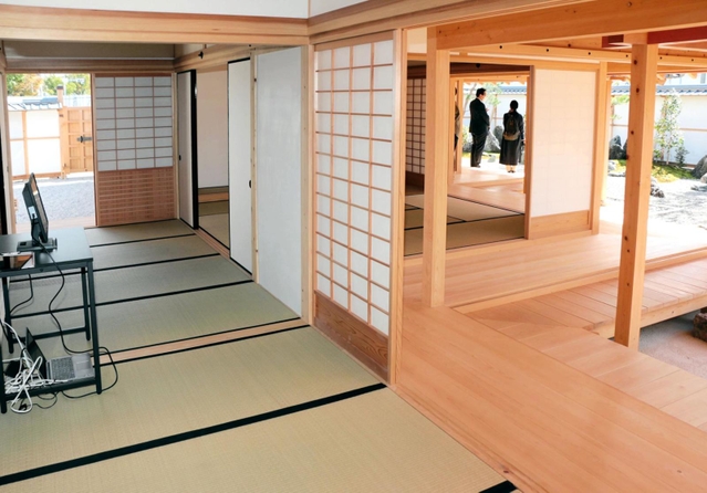 瓦屋根や畳、ふすまなど江戸時代の建築様式が細かく再現された初代県庁館内＝神戸市兵庫区中之島２