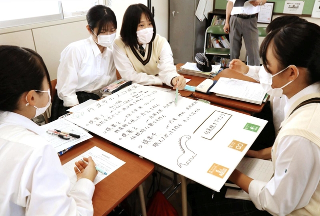 丹波市の人口政策について話し合う生徒＝丹波市春日町、氷上高校