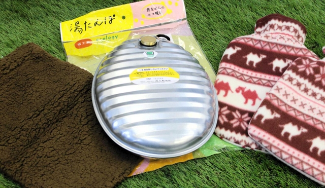 注文が殺到しているトタン製湯たんぽ。若い女性を意識した北欧柄のカバーもある＝姫路市船津町、尾上製作所