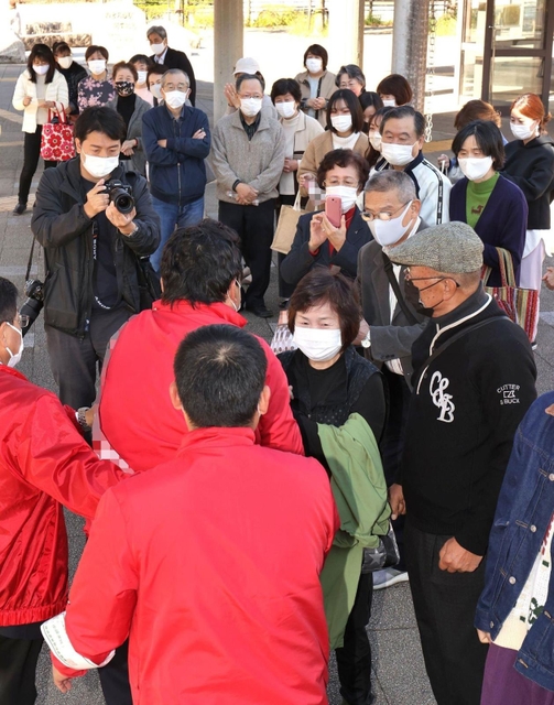 最終日の選挙戦。候補者の呼び掛けも熱を帯びる＝３０日午前、西宮市内（撮影・小林良多、画像の一部を加工しています）