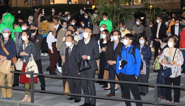 候補者の最後の訴えに耳を傾ける有権者＝３０日夜、神戸市内（撮影・吉田敦史、画像の一部を加工しています）