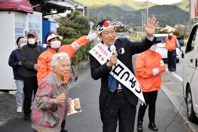 ２０２１年衆院選の兵庫１２区で立候補した自民党前職の山口壮氏。住民らに向けて演説を行った＝２３日、宍粟市千種町岩野辺
