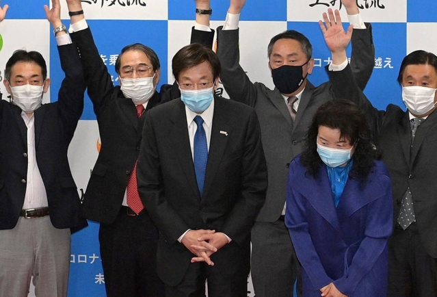 当選確実の知らせを受けバンザイ三唱で祝福される久元喜造氏＝神戸市中央区御幸通８（撮影・秋山亮太）