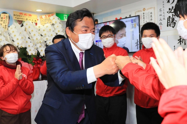 支援者とグータッチで当選を喜ぶ赤羽一嘉氏＝神戸市兵庫区水木通８（撮影・鈴木雅之）