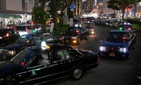 駅前で列をつくるタクシー＝１日夜、神戸市中央区、ＪＲ三ノ宮駅前（撮影・秋山亮太）