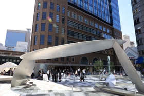 円盤を多用した斬新なデザイン。リニューアルオープンする「さんきたアモーレ広場」＝２日午前、神戸市中央区加納町４（撮影・吉田敦史）