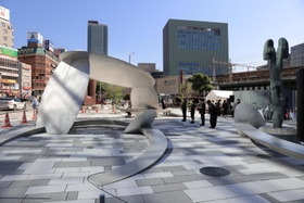 円盤を多用した斬新なデザイン。リニューアルオープンする「さんきたアモーレ広場」＝２日午前、神戸市中央区加納町４（撮影・吉田敦史）