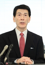 神戸市長選の公約を発表する中川暢三氏＝２１日午後、神戸市役所（撮影・鈴木雅之）