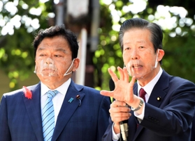 街頭演説を行う公明党の山口那津男代表（右）と赤羽一嘉国土交通相＝３日午前、神戸市兵庫区駅南通５（撮影・中西幸大）