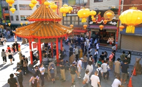 南京町の散策を楽しむ人ら。晴天にも恵まれ、にぎわいを見せた＝３日午後、神戸市中央区元町通１（撮影・吉田敦史）