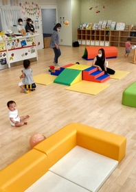 神戸市が子育て支援で各区役所に整備を進める「おやこふらっとひろば」＝９月、神戸市兵庫区