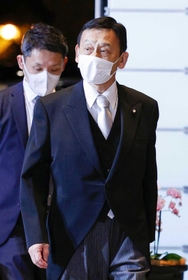 首相官邸に入る末松信介文科相＝４日午後