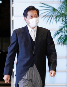 皇居での認証式を前に首相官邸に入る山口壮環境相＝４日午後