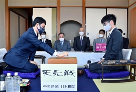 第１局で初手を打つ一力遼天元（左）と関航太郎七段＝５日午前、愛知県南知多町、源氏香