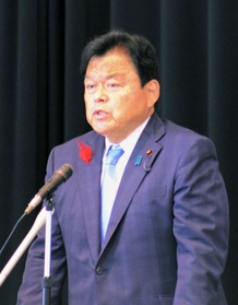 国土交通省の職員を前に退任のあいさつをする赤羽一嘉衆院議員＝東京都千代田区