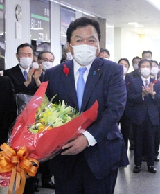 職員に拍手で見送られ国土交通省を後にする赤羽一嘉衆院議員＝東京都千代田区